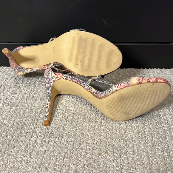 LOVIN’ MULTICOLORED STEVE MADDEN HEELS - Picture 4 of 4